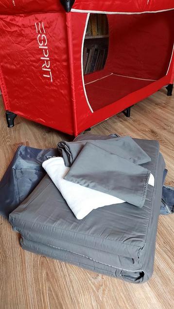Campingbedje + matras + hoeslakens - Zo goed als nieuw! beschikbaar voor biedingen