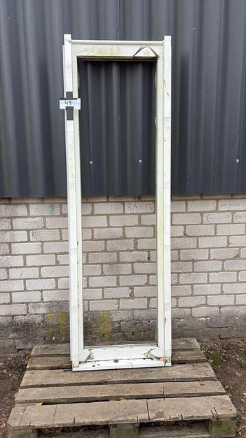 (44) Nieuw kunststof vast raamkozijn / vies van buiten staan beschikbaar voor biedingen