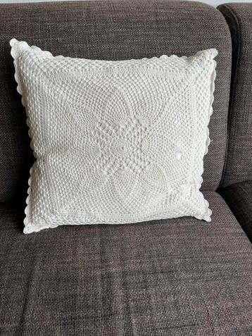 Sierkussen 45x45 cm met gehaakte sloop beschikbaar voor biedingen