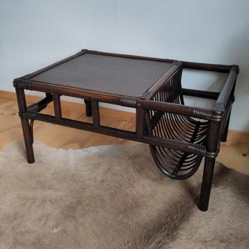Vintage rotan/Manou salontafel met lectuurmand  beschikbaar voor biedingen