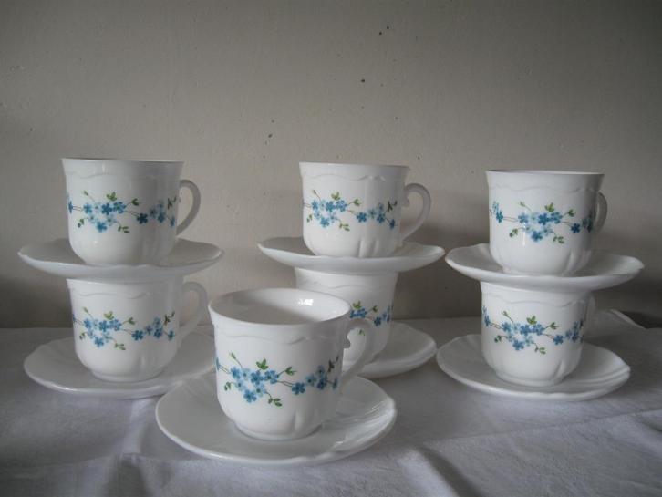 Arcopal 7 grote mokken met schotels puntgaaf, Antiek en Kunst, Antiek | Servies los, Ophalen of Verzenden