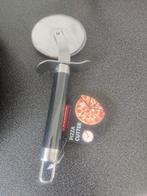 Pizza cutter, cheese board, kitchen weighing machine, Ophalen of Verzenden, Zo goed als nieuw