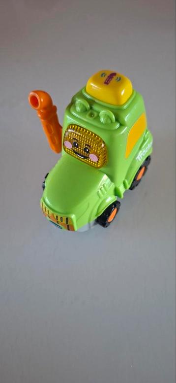 Leuke groene speelgoed auto met geluid beschikbaar voor biedingen