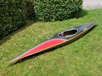 Slalomkano zwart/rood, koolstof/kevlar bodem, lengte 4 meter beschikbaar voor biedingen