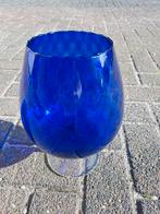 Prachtig blauwe vaas bokaal blanke voet bewerkt glas gevloch, Glas, Blauw, Ophalen of Verzenden, Zo goed als nieuw