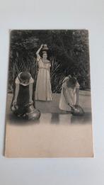3 vrouwen vullen waterkruiken. Oude kaart, Verzamelen, Ansichtkaarten | Themakaarten, Ongelopen, Ophalen of Verzenden