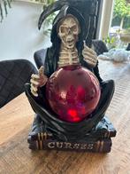 Grim Reaper met Rode Bol - Halloween Decoratie, Huis en Inrichting, Woonaccessoires | Overige, Ophalen, Zo goed als nieuw