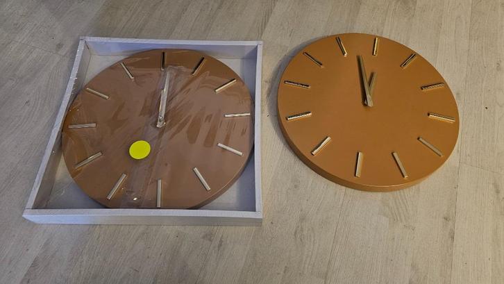 Mica Decorations Wand Klok! Beige! 35CM! Van 27 voor 10!, Huis en Inrichting, Woonaccessoires | Klokken, Nieuw, Wandklok, Ophalen of Verzenden