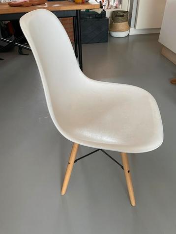 Stoel, wit plastic, houten pootjes beschikbaar voor biedingen