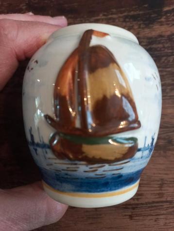 Delfts Blauw Vaasje met Zeilboot beschikbaar voor biedingen