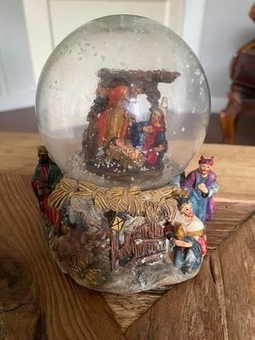 Sneeuwbol / muziekdoos , holy night, 3 koningen, jesus/maria beschikbaar voor biedingen