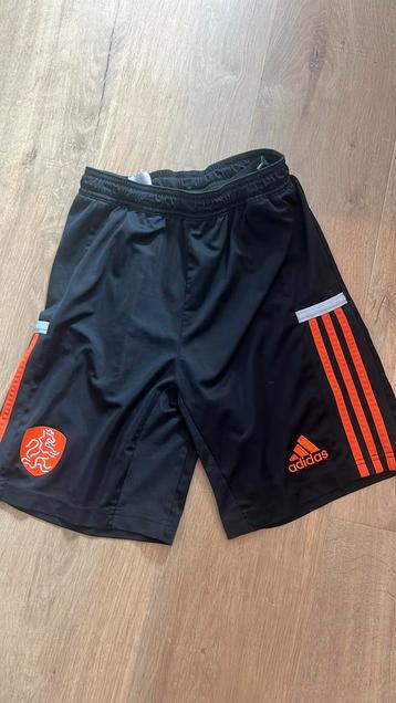 Adidas sport broekje maat L jongens beschikbaar voor biedingen