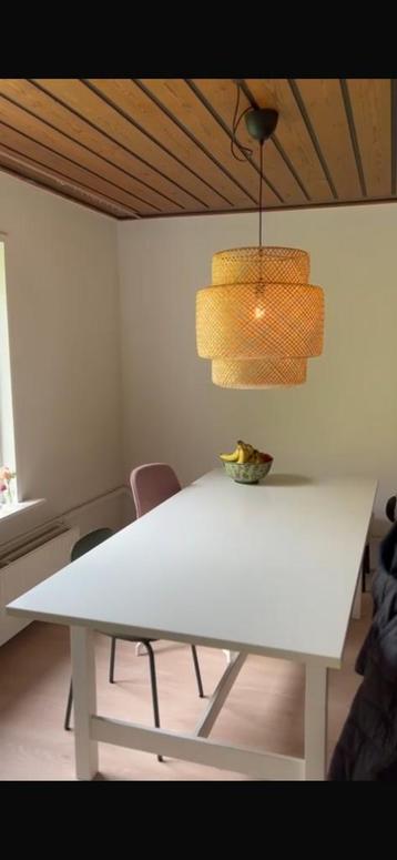 Witte (uitschuifbare) eettafel