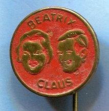 Beatrix en Claus oranje op koper speldje ( K_002 ), Verzamelen, Speldjes, Pins en Buttons, Zo goed als nieuw, Speldje of Pin, Transport