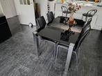 Eetkamertafel van zwart hard glas met 4 stoelen, Ophalen, Zo goed als nieuw