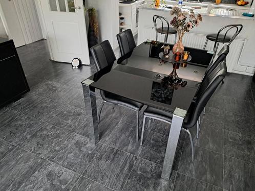 Eetkamertafel van zwart hard glas met 4 stoelen, Huis en Inrichting, Complete eetkamers, Zo goed als nieuw, Ophalen