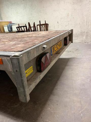 Plateau aanhangwagen beschikbaar voor biedingen