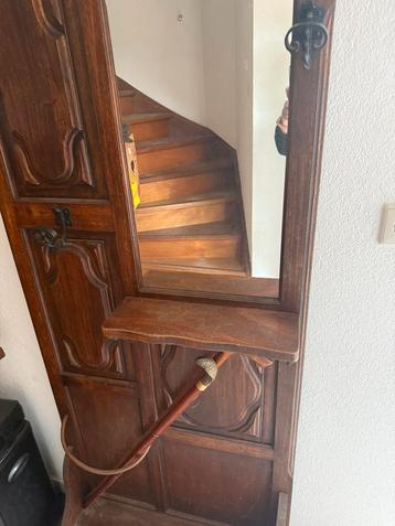 Houten kapstok beschikbaar voor biedingen