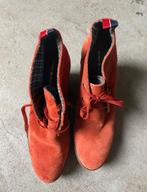 Tommy Hilfiger Suède Enkellaarsjes, Ophalen of Verzenden, Zo goed als nieuw, Rood, Lage of Enkellaarzen