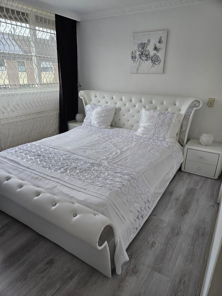 Elegant wit tweepersoonsbed wit leer 180x200 450euro, Huis en Inrichting, Slaapkamer | Bedden, Zo goed als nieuw, Tweepersoons
