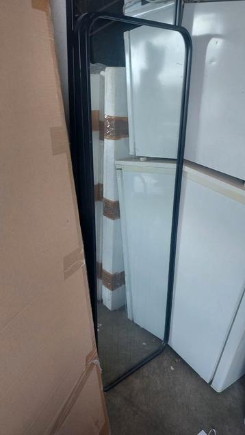 2 mooie langwerpige spiegels met zwarte rand. beschikbaar voor biedingen