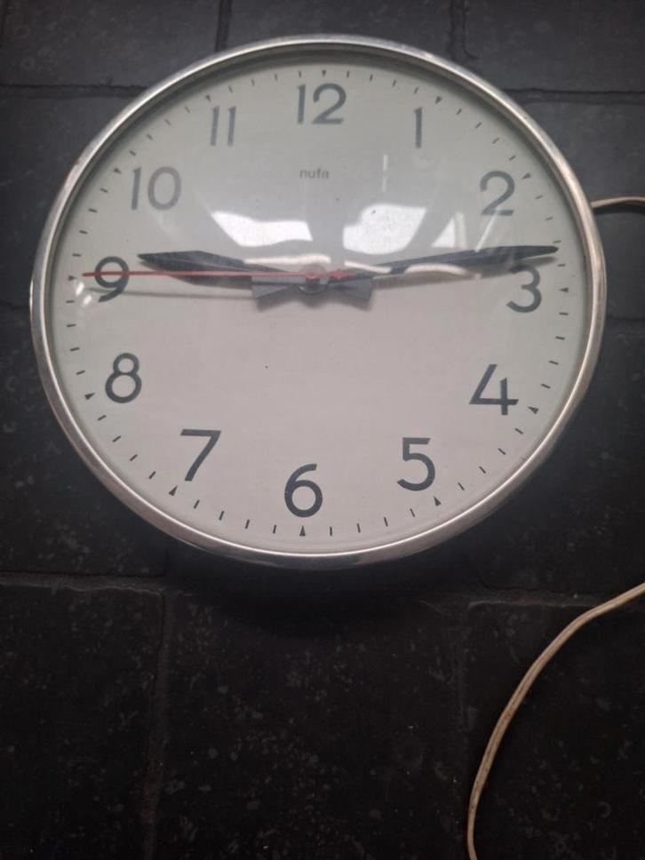 Vintage Schoolklok - Diameter 28,5 cm, Huis en Inrichting, Woonaccessoires | Klokken, Gebruikt, Wandklok, Analoog, Ophalen of Verzenden