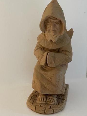 Oud stenen / terracotta beeld monnik / biddende man op stoel beschikbaar voor biedingen