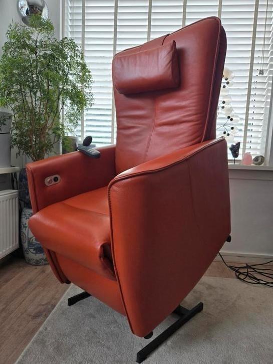 Nieuwstaat oranje bruin relax en sta op stoel van Prominent, Huis en Inrichting, Stoelen, Zo goed als nieuw, Leer, Ophalen