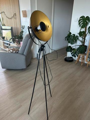 Industriele staande lamp beschikbaar voor biedingen