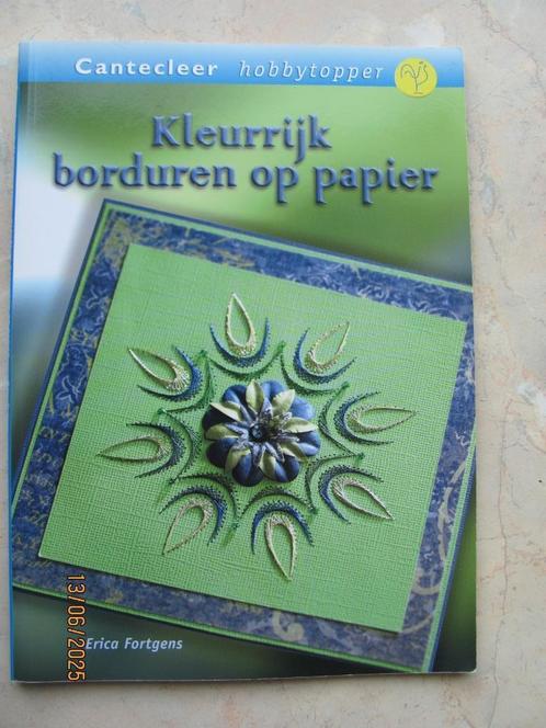 NIEUWSTAAT boek Kleurrijk BORDUREN op PAPIER Erica Fortgens, Boeken, Hobby en Vrije tijd, Zo goed als nieuw, Scrapbooking en Knutselen