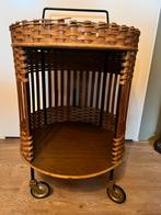 Vintage rieten serveerwagen / trolley ca 1960, Huis en Inrichting, Tafels | Bijzettafels, Minder dan 55 cm, Gebruikt, Ophalen of Verzenden