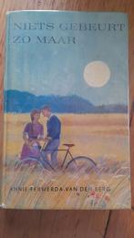 Niets gebeurt zo maar, Ophalen of Verzenden, Zo goed als nieuw