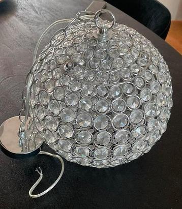 Mooie hanglamp bol met een soort  kristallen beschikbaar voor biedingen