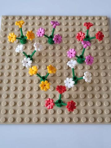 8 nieuwe lego bloemen in 4 kleuren beschikbaar voor biedingen