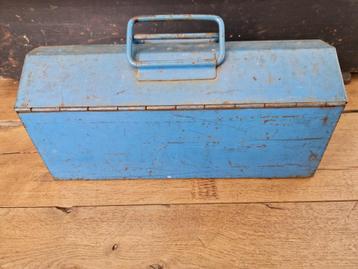 Gereedschapskist in vintage staat. beschikbaar voor biedingen