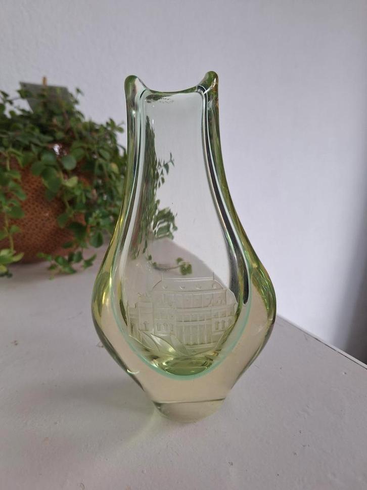 Vintage Tsjechisch Glas – Praag Nationaal Theater Gravure, Huis en Inrichting, Woonaccessoires | Vazen, Zo goed als nieuw, Overige kleuren
