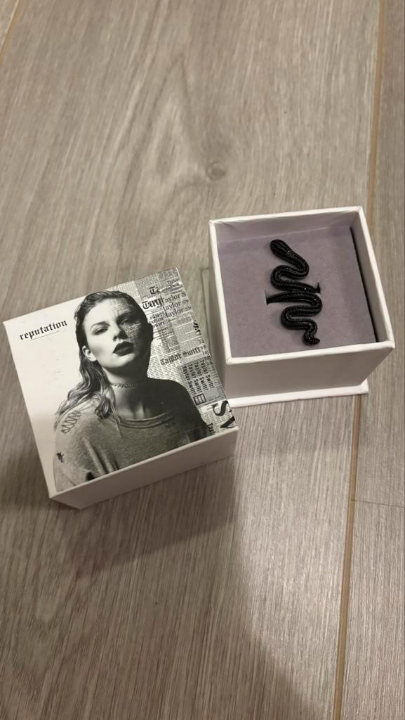 Taylor swift reputation ring, Sieraden, Tassen en Uiterlijk, Ringen, Zo goed als nieuw, Dame, 17 tot 18, Ophalen of Verzenden