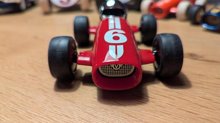Playforever – Malibu Ross (Rood/Zwart), Hobby en Vrije tijd, Modelauto's | Overige schalen, Zo goed als nieuw, Verzenden