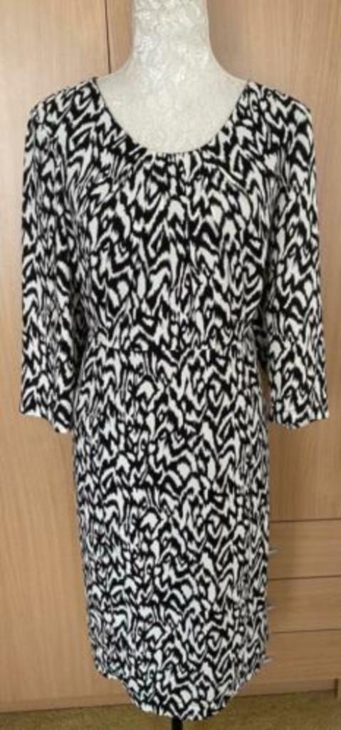 Micha jurk maat 44 [DM], Kleding | Dames, Jurken, Zo goed als nieuw, Maat 42/44 (L), Zwart, Onder de knie, Ophalen of Verzenden