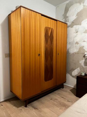 Vintage jaren 60 Deens design kledingkast beschikbaar voor biedingen