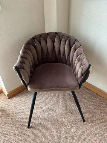 Mooie bruine stoel beschikbaar voor biedingen
