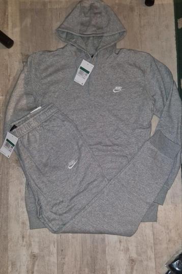 Nike Fleece Club Trainingspak beschikbaar voor biedingen