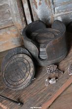 Houten onderzetters in houder antique black, Www.jufbrocante.nl, Www.jufbrocante.nl, Nieuw, Ophalen of Verzenden