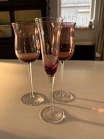 3 glazen op hoge voet, aubergine kleurig, Antiek en Kunst, Antiek | Glas en Kristal, Ophalen of Verzenden