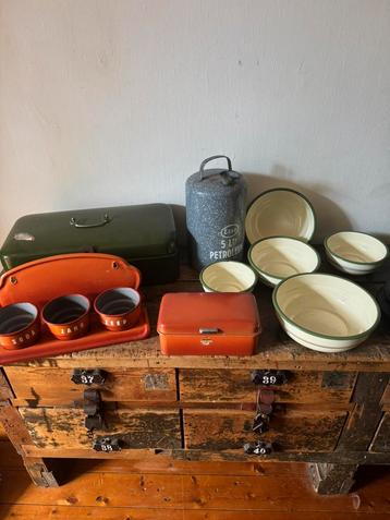 Verzameling oude/ antieke emaille keuken spullen beschikbaar voor biedingen