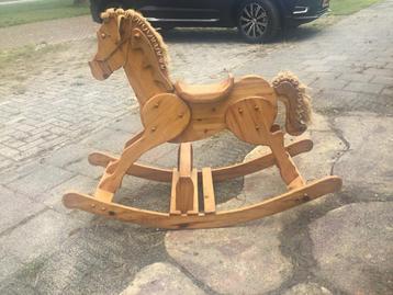 Houten hobbelpaard beschikbaar voor biedingen