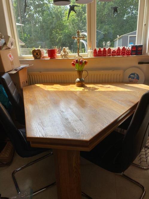Houten eettafel in driehoekvorm, Huis en Inrichting, Tafels | Eettafels, Gebruikt, Vijf personen of meer, Overige vormen, Eikenhout