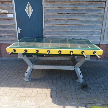 Robuuste outdoor voetbaltafel hufterproof. beschikbaar voor biedingen