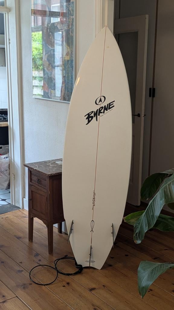 Byrne surfboard 6'3, Watersport en Boten, Golfsurfen, Ophalen, Zo goed als nieuw, Shortboard, Met koord
