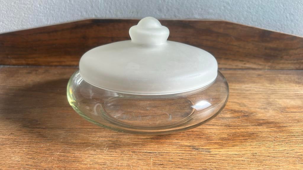 Vintage Royal Leerdam glazen koektrommel, melkglas deksel, Ophalen of Verzenden, Zo goed als nieuw, Overige materialen, Bord of Schaal